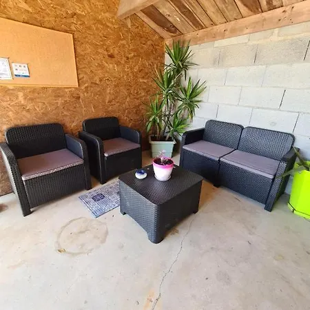 Rum i privatbostad Le Pavachon Entree Independante Piscine Familiale Chauffee, 4 Min Du Puy Du Fou Les Épesses