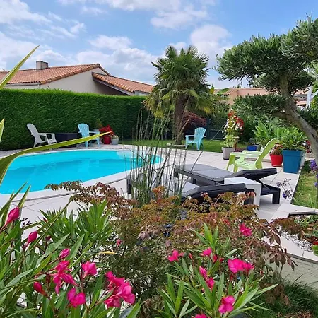 Le Pavachon Entree Independante Piscine Familiale Chauffee, 4 Min Du Puy Du Fou Homestay Les Epesses