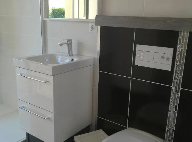 홈스테이 Le Pavachon Entree Independante Piscine Familiale Chauffee, 4 Min Du Puy Du Fou